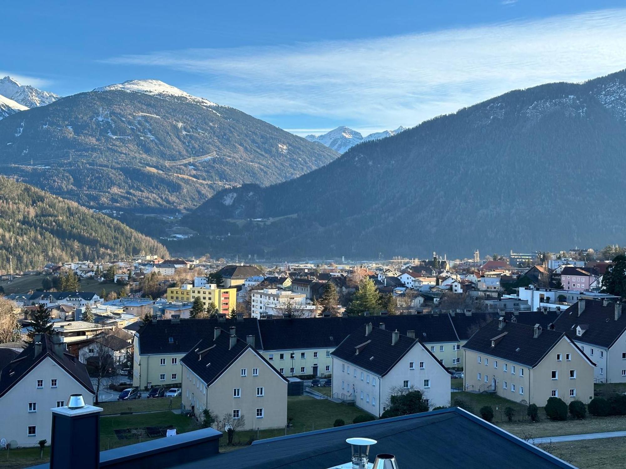 Geraeumiges Sonniges Apartment Mit Bergblick Imst Luaran gambar